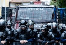 Albania, violente proteste a Tirana: sassi e molotov contro la polizia