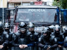 Albania, violente proteste a Tirana: sassi e molotov contro la polizia