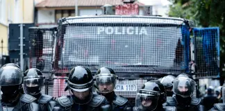 Albania, violente proteste a Tirana: sassi e molotov contro la polizia