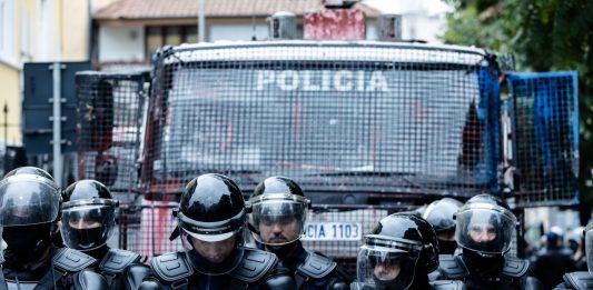 Albania, violente proteste a Tirana: sassi e molotov contro la polizia