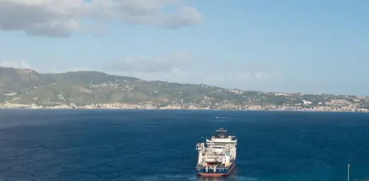 Terna, al via la posa dei cavi sottomarini dell’elettrodotto “Bolano-Annunziata” tra Sicilia e Calabria
