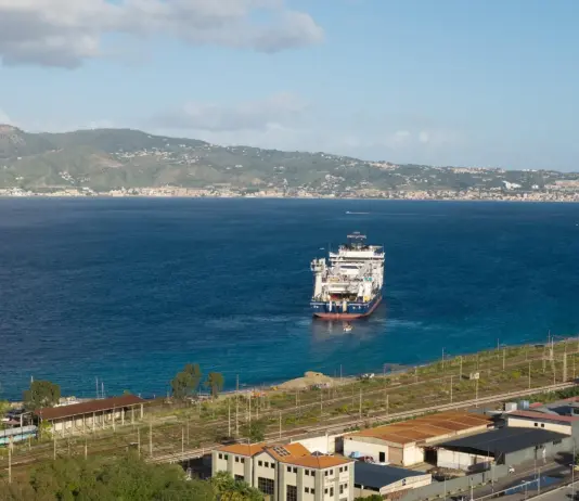 Terna, al via la posa dei cavi sottomarini dell’elettrodotto “Bolano-Annunziata” tra Sicilia e Calabria
