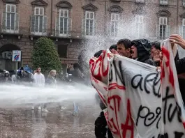 Studenti in piazza in tutta Italia, tensioni a Roma e Torino. Meloni chiede all’opposizione di condannare le violenze