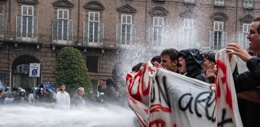 Studenti in piazza in tutta Italia, tensioni a Roma e Torino. Meloni chiede all’opposizione di condannare le violenze