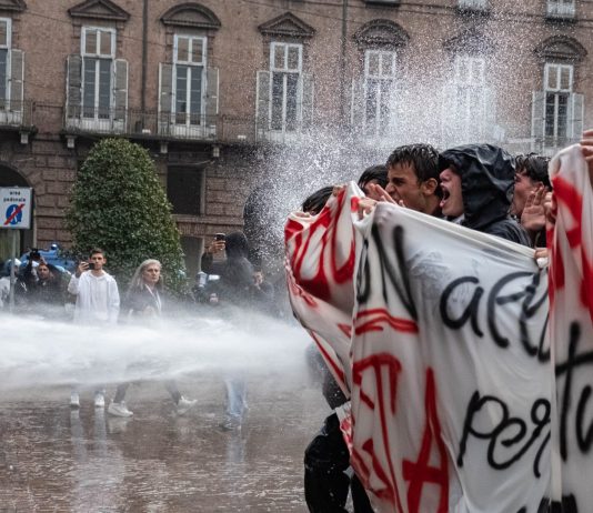 Studenti in piazza in tutta Italia, tensioni a Roma e Torino. Meloni chiede all’opposizione di condannare le violenze