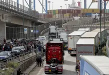 Protesta dei tir, il Cdm approva il decreto aiuti ma prosegue la mobilitazione. Meloni: “Dal Governo non promesse, ma risposte immediate” / Video