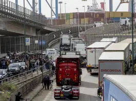 Protesta dei tir, il Cdm approva il decreto aiuti ma prosegue la mobilitazione. Il garante degli scioperi chiede la precettazione