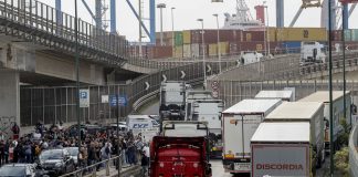 Protesta dei tir, il Cdm approva il decreto aiuti ma prosegue la mobilitazione. Il garante degli scioperi chiede la precettazione