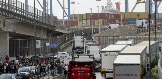 Protesta dei tir, il Cdm approva il decreto aiuti ma prosegue la mobilitazione. Il garante degli scioperi chiede la precettazione