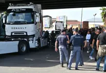 Protesta dei tir, il Cdm approva il decreto aiuti ma prosegue la mobilitazione. Meloni: “Dal Governo non promesse, ma risposte immediate” / Video