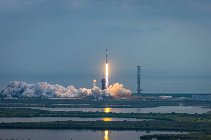 Cape Canaveral, la Nasa lancia la missione Psyche, progettata per studiare il presunto nucleo ormai esposto di un corpo planetario primordiale, utile per capire le origini di pianeti come la Terra