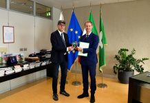 Federico Romani premia a Palazzo Pirelli Angelo De Simone, dirigente di Polizia ferito negli scontri a Milano