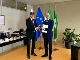 Federico Romani premia a Palazzo Pirelli Angelo De Simone, dirigente di Polizia ferito negli scontri a Milano