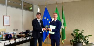 Federico Romani premia a Palazzo Pirelli Angelo De Simone, dirigente di Polizia ferito negli scontri a Milano