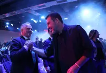 Al via a Milano il congresso straordinario della Lega, stretta di mano tra i due sfidanti Salvini e Garavaglia