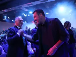 Al via a Milano il congresso straordinario della Lega, stretta di mano tra i due sfidanti Salvini e Garavaglia / Video