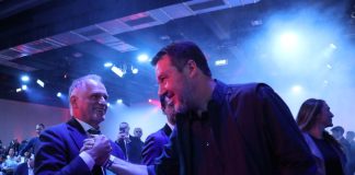 Al via a Milano il congresso straordinario della Lega, stretta di mano tra i due sfidanti Salvini e Garavaglia / Video
