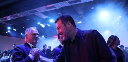 Al via a Milano il congresso straordinario della Lega, stretta di mano tra i due sfidanti Salvini e Garavaglia / Video
