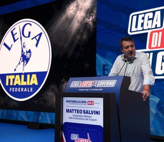 Salvini al congresso della Lega: “Questa Ue va cambiata da cima a fondo, è un enorme fardello”. Presentato il nuovo simbolo “Italia Federale”