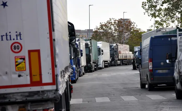 Sciopero degli autotrasportatori: Palermo, continua la protesta, blocco dei tir in via Oreto