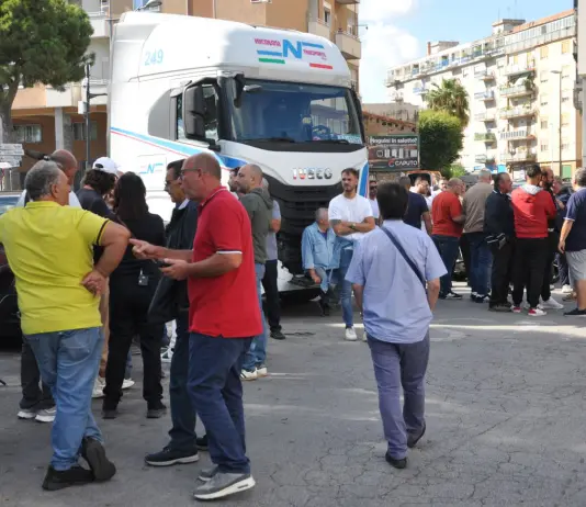 Protesta degli autotrasportatori siciliani contro il caro carburante, presidi a Palermo, Messina e Catania