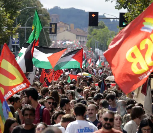 Oggi lo sciopero generale, cortei in numerose città e studenti in piazza