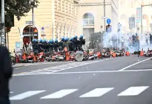 Scontri durante la manifestazione a Bologna, 9 poliziotti feriti. Lepore “Isolare i violenti”