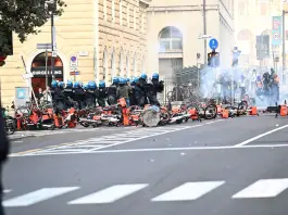 Scontri durante la manifestazione a Bologna, 9 poliziotti feriti. Lepore “Isolare i violenti”