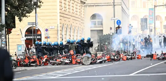 Scontri durante la manifestazione a Bologna, 9 poliziotti feriti. Lepore “Isolare i violenti”