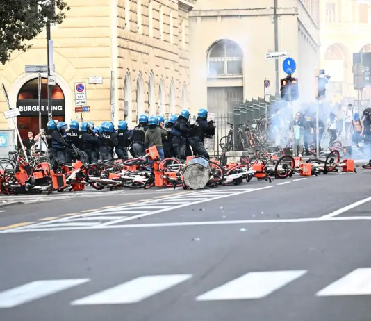 Scontri durante la manifestazione a Bologna, 9 poliziotti feriti. Lepore “Isolare i violenti”