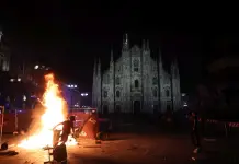 Guerriglia in centro a Milano, scontri anche a Bologna. Tajani “Violenze e vandalismi inaccettabili” / Fotogallery