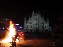 Guerriglia a Milano, feriti e 50 fermi. Meloni: “Manifestare è un diritto, mettere a ferro e fuoco le città no” / Foto e Video