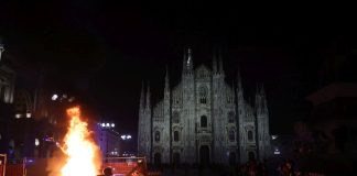 Guerriglia a Milano, feriti e 50 fermi. Meloni: “Manifestare è un diritto, mettere a ferro e fuoco le città no” / Foto e Video
