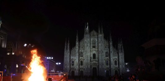 Guerriglia a Milano, feriti e 50 fermi. Meloni: “Manifestare è un diritto, mettere a ferro e fuoco le città no” / Foto e Video