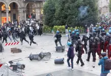 Guerriglia in centro a Milano, scontri anche a Bologna. Tajani “Violenze e vandalismi inaccettabili” / Fotogallery