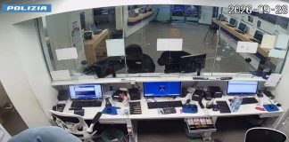 Rapina con l’ascia in un centro scommesse di Palermo, arrestati due giovani / Video