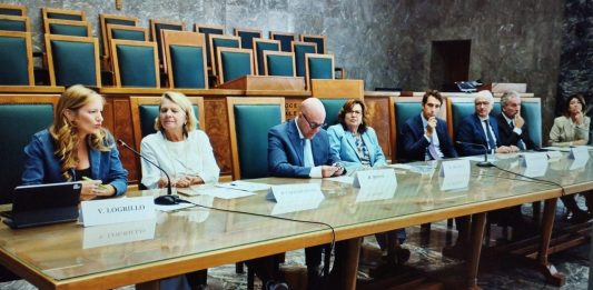Intelligenza artificiale sul banco degli imputati, a Bari “Il processo” tra rischi e opportunità