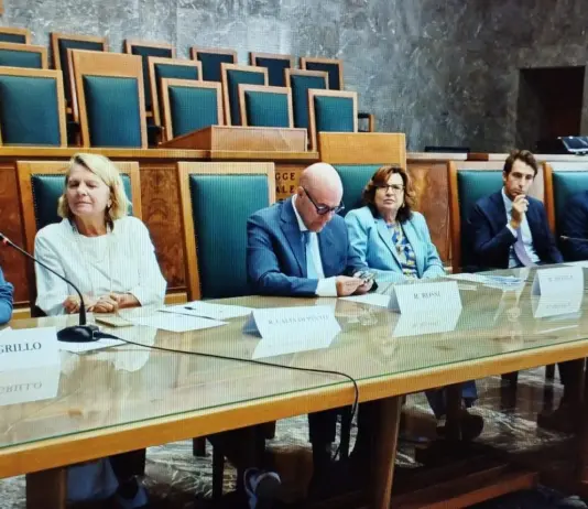 Intelligenza artificiale sul banco degli imputati, a Bari “Il processo” tra rischi e opportunità