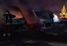 Incendio all’interno del deposito di un’azienda a Elmas, 11 furgoni distrutti