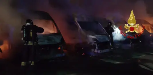 Incendio all’interno del deposito di un’azienda a Elmas, 11 furgoni distrutti