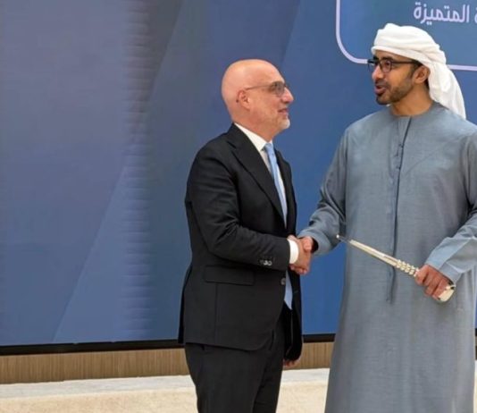 L’ambasciata italiana premiata dal ministro degli esteri degli Emirati Arabi Uniti
