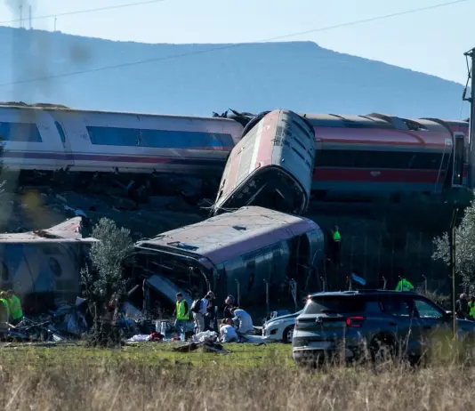 Scontro tra due treni ad alta velocità in Spagna, almeno 39 morti e centinaia di feriti / Foto