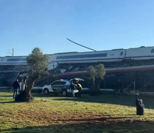 Scontro tra due treni in Spagna, almeno 39 morti. L’Ambasciatore italiano “In corso ricerche per eventuale presenza di connazionali” / Foto