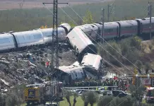 Scontro tra due treni in Spagna, sale a 64 il bilancio delle vittime. Farnesina “Un’italiana dispersa” / Foto e Video