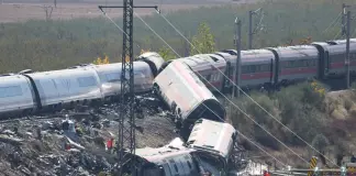 Scontro tra due treni in Spagna, sale a 68 il bilancio delle vittime. Tre italiane disperse / Foto e Video