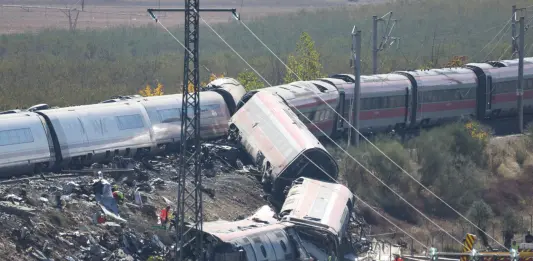 Scontro tra due treni in Spagna, sale a 68 il bilancio delle vittime. Farnesina “Un’italiana dispersa” / Foto e Video