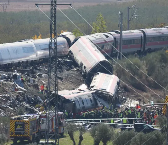 Scontro tra due treni in Spagna, sale a 64 il bilancio delle vittime. Farnesina “Un’italiana dispersa” / Foto e Video