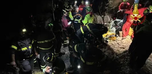 Crollo in una grotta in Ogliastra, uno speleologo rimane intrappolato: in corso le complesse operazioni di recupero