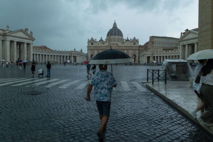 Roma, Temporale a San Pietro dopo l’estate torrida