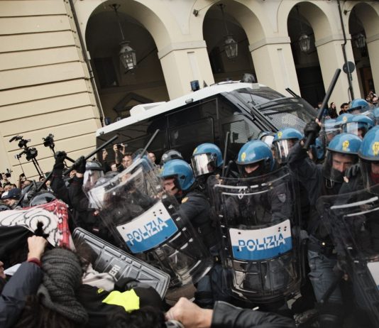 Scontri al corteo di Torino, identificate 413 persone: 25 denunce e 2 arresti